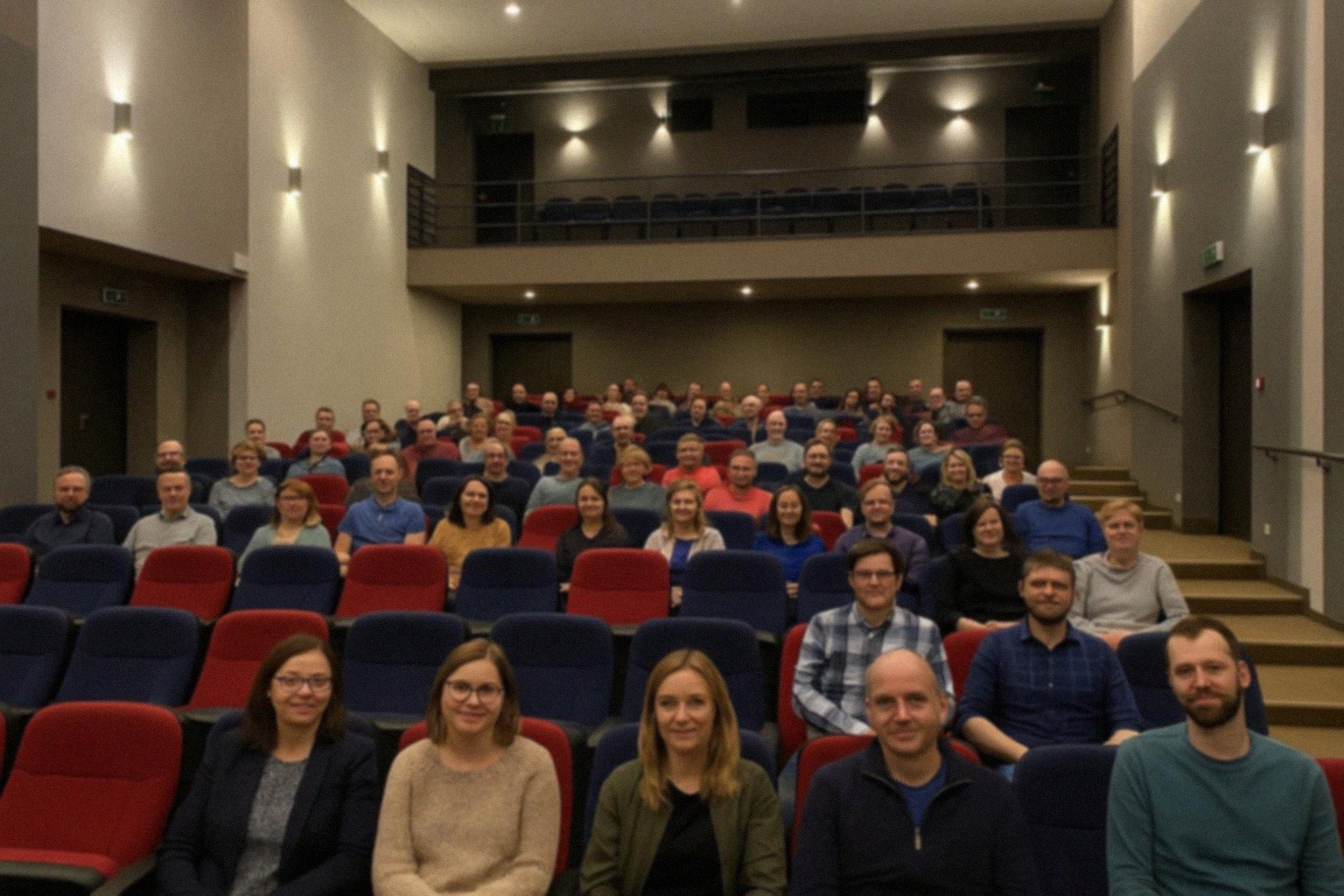 Kreatywne chwile młodych artystów podczas pleneru w Zawoi
